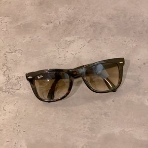 Ray-Ban folding wayfarer in Tortoise shell